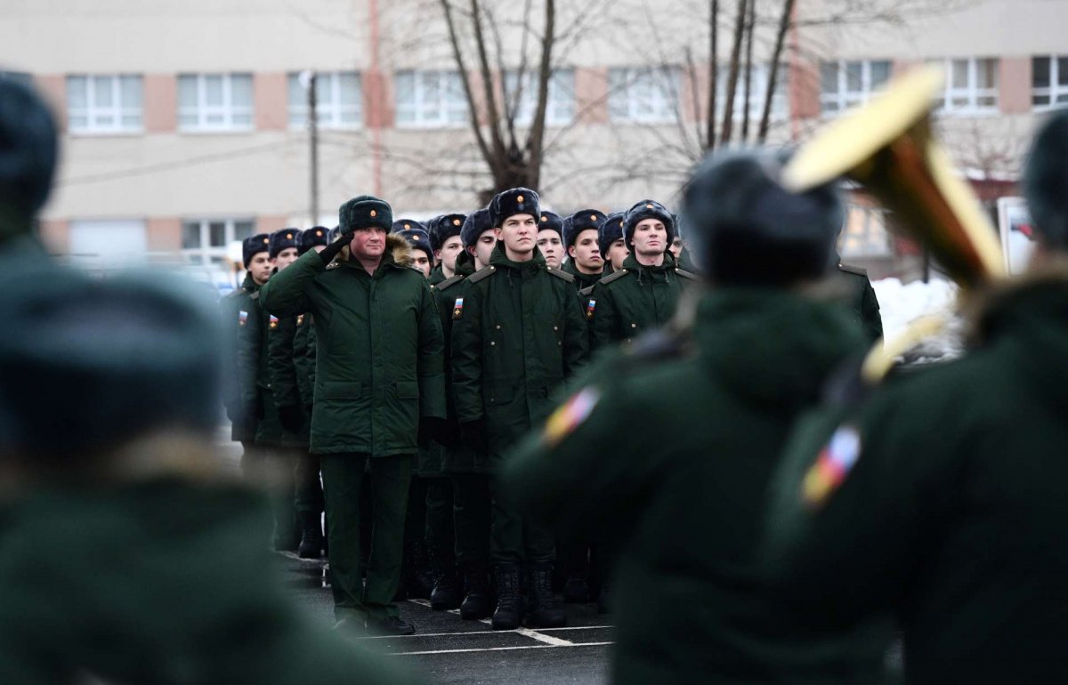 На какие специальности может пойти служить по контракту женщина?  Объясняем.рф